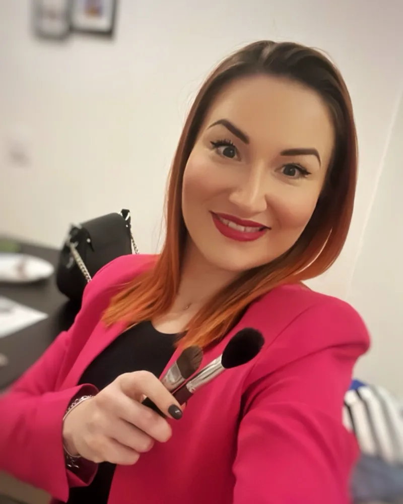 Nikol z NIKYTY se štětci – hostitelka beauty sedánku pro klientky