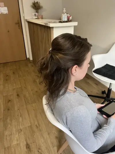 Polorozpuštěný účes s vlnami