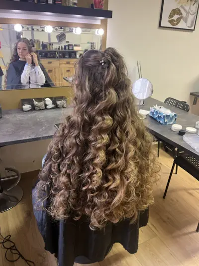 Dlouhé lokny na společenskou akci