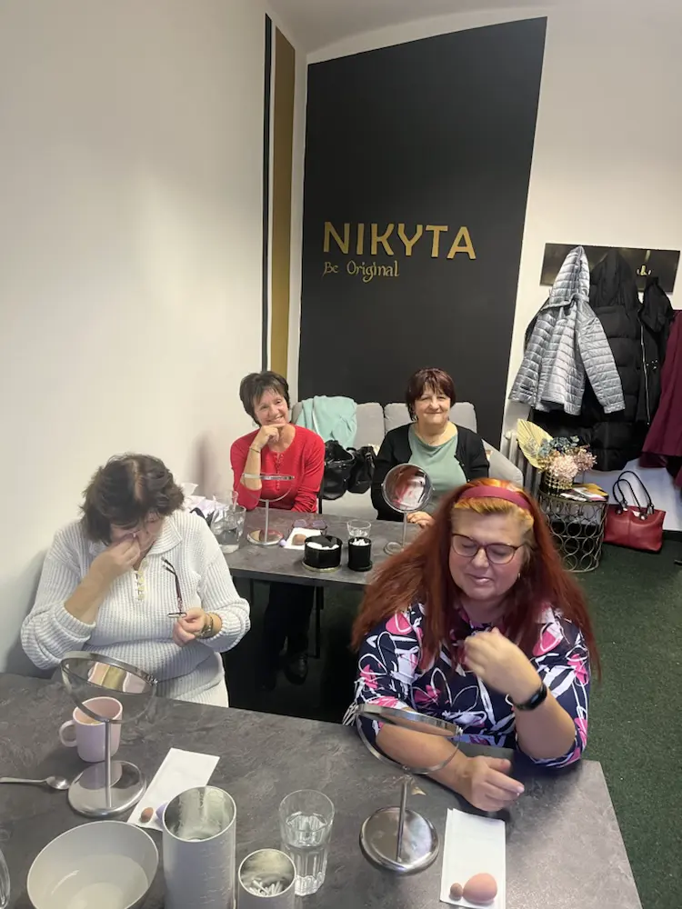 Skupinka žen na beauty sedánku ve studiu NIKYTA